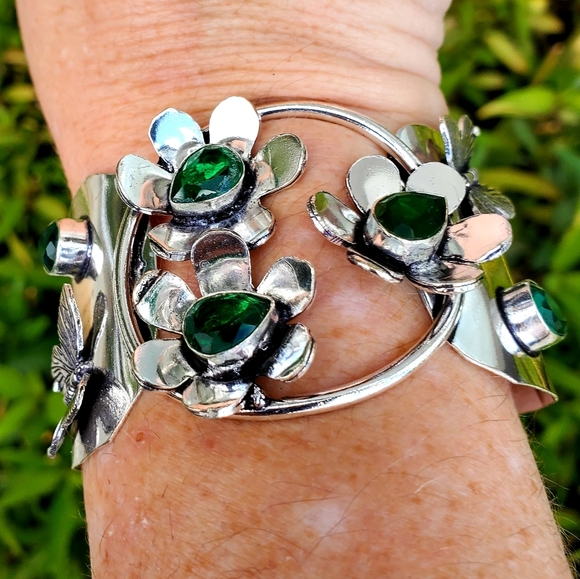 New Unique Peridot Butterflies and Flowers Silver Cuff Bracelet. - Picture 11 of 16